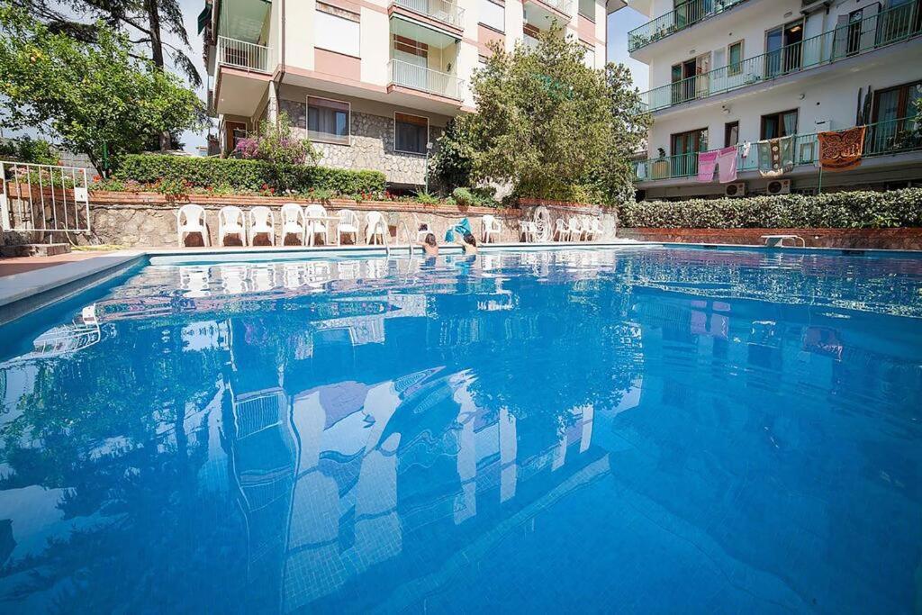 ソレントSuper Attico Vista Mare Con Piscinaアパートメント エクステリア 写真
